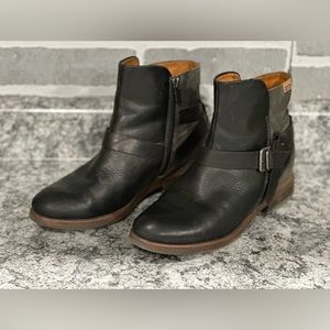 Buckle strap pikolinos short boots